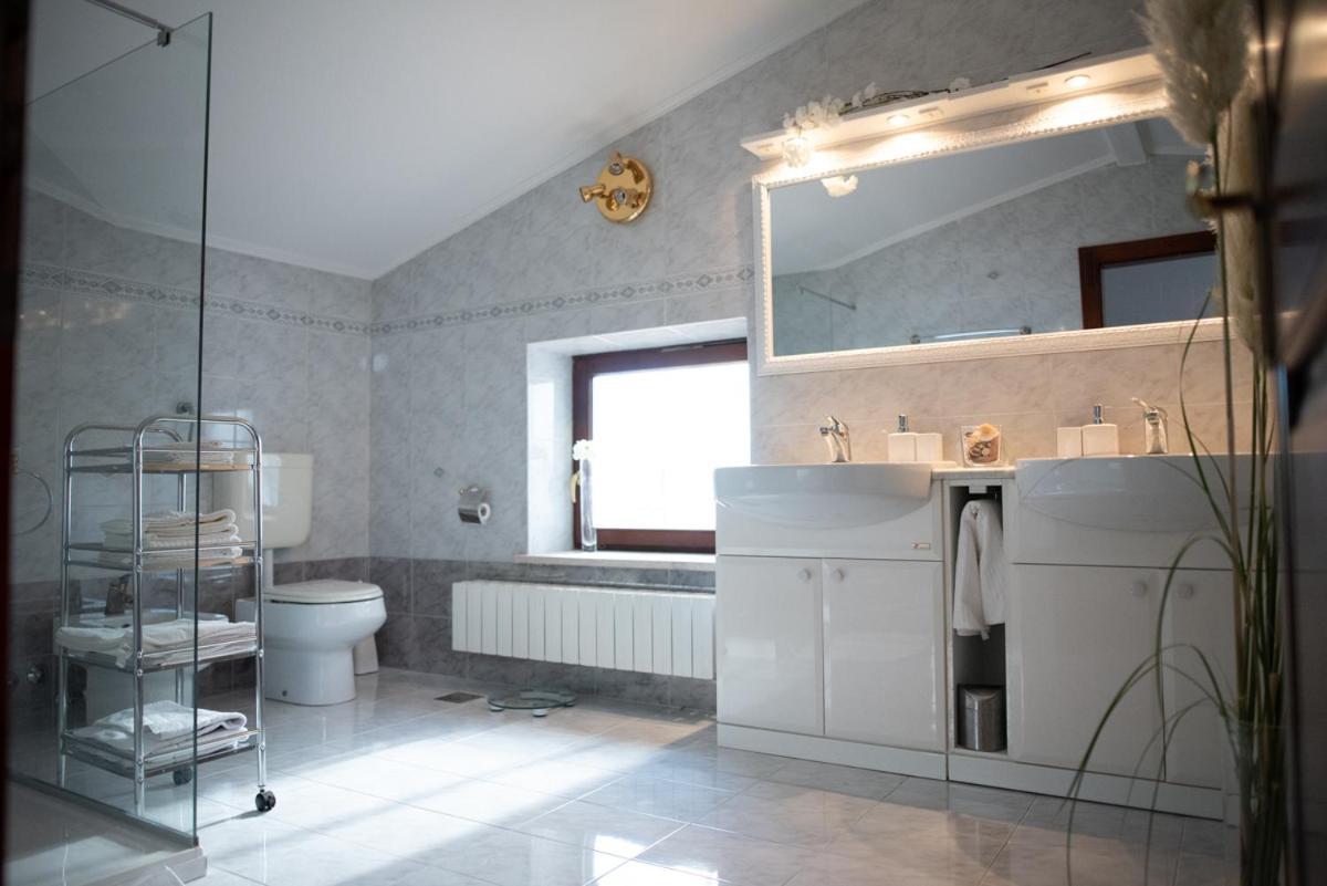 Castle House Rooms, Swimming Pool & Sauna & Tennis Court & Wine Cellar Sežana Eksteriør bilde